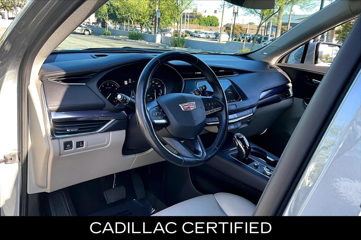 Used 2023 Cadillac XT4 Luxury w/ Cold Weather Package FWD image 13