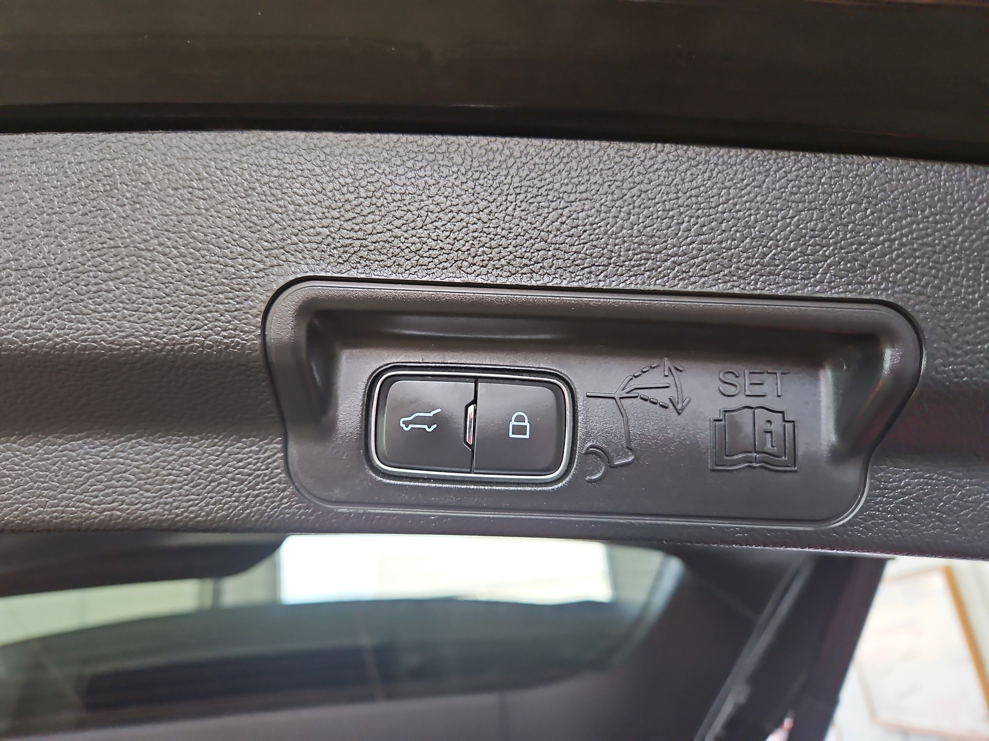 Used 2023 Ford Explorer Limited image 13