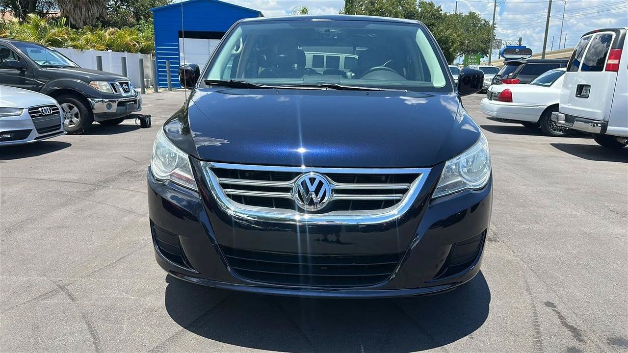 Used 2010 Volkswagen Routan SE FWD image 3