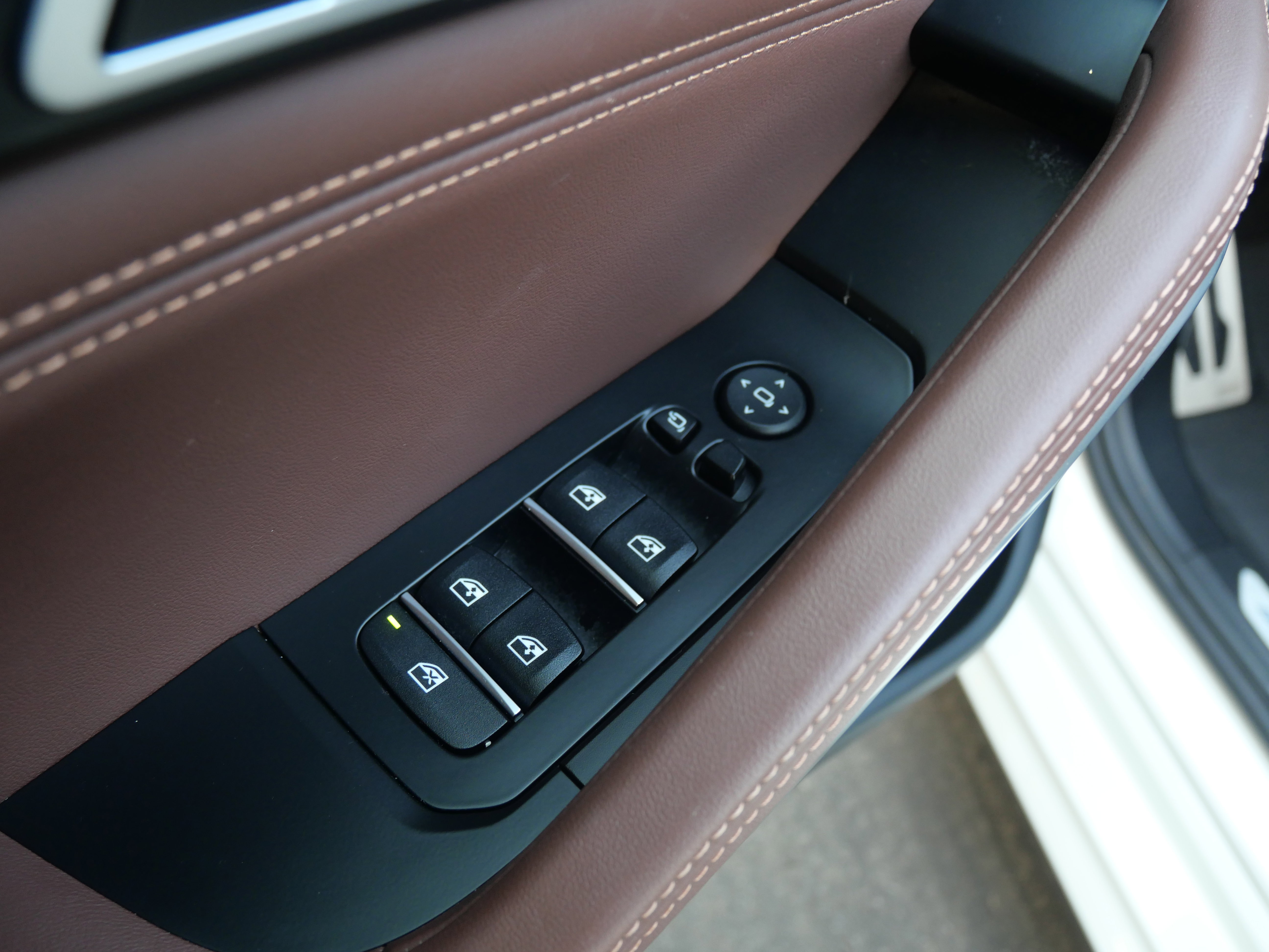 Used 2023 BMW X6 M50i w/ Executive Package image 18