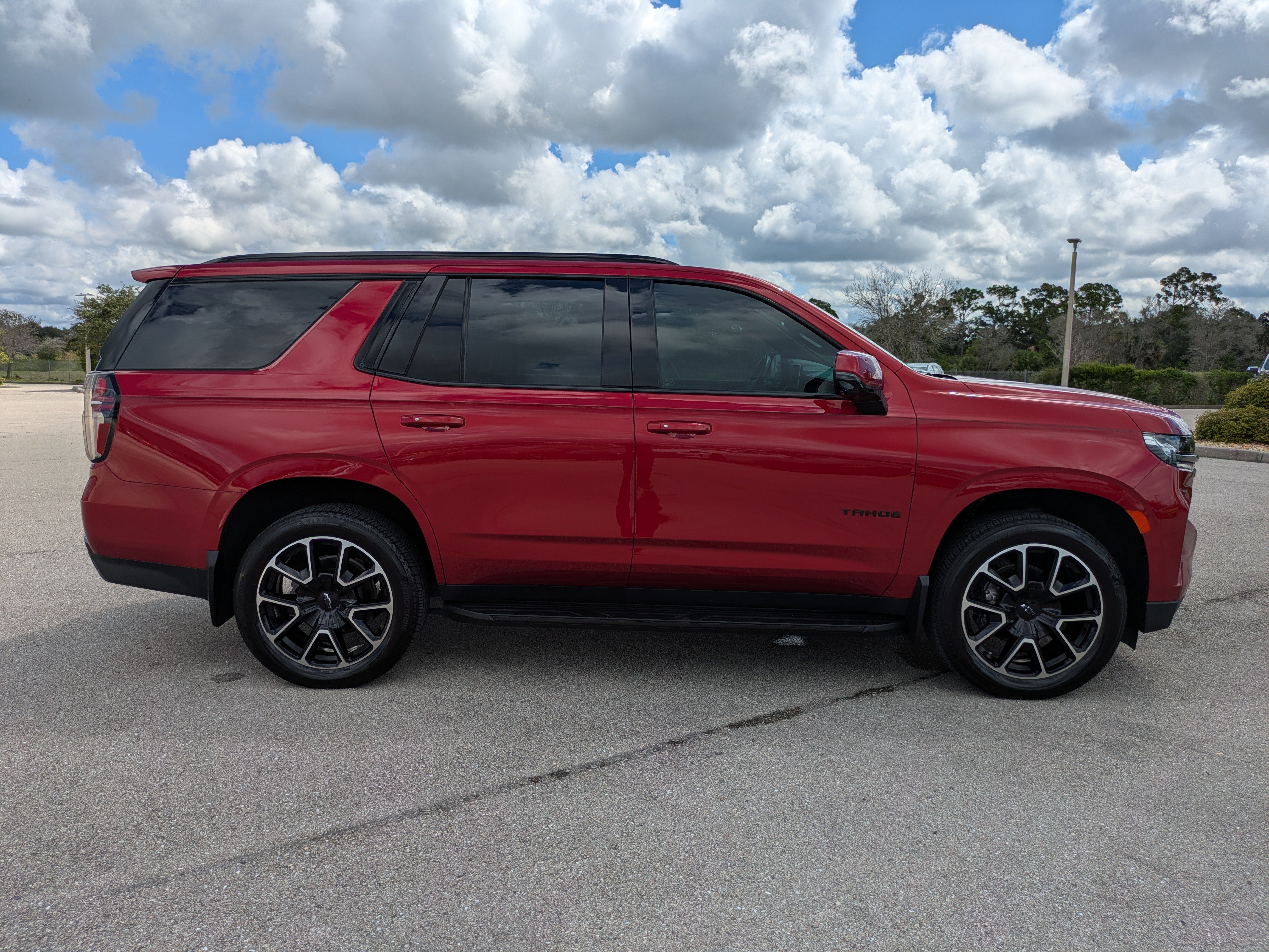 Used 2021 Chevrolet Tahoe RST w/ Luxury Package RWD image 3
