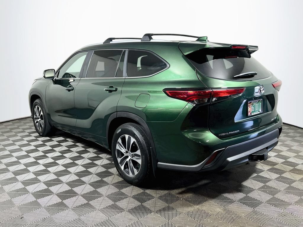 Used 2023 Toyota Highlander XLE AWD/4WD image 5