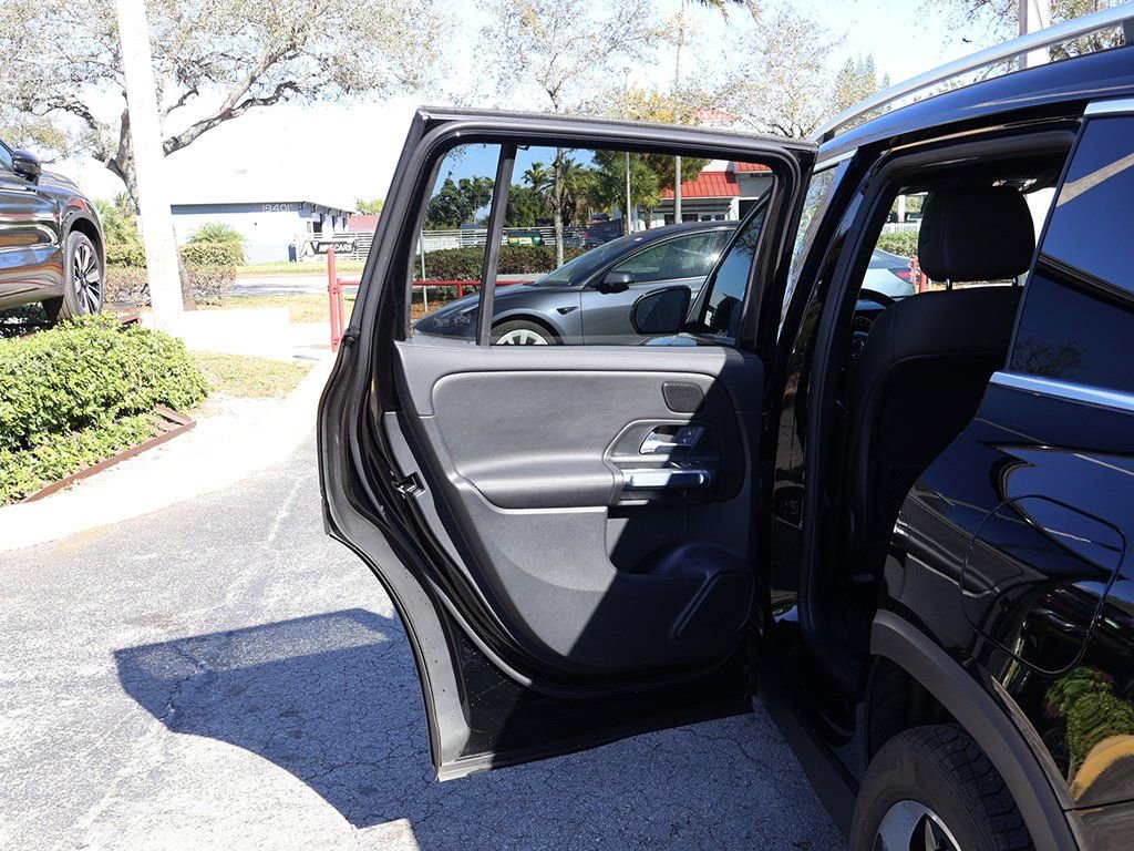 Used 2025 Mercedes-Benz GLB 250 w/ Driver Assistance Package image 24