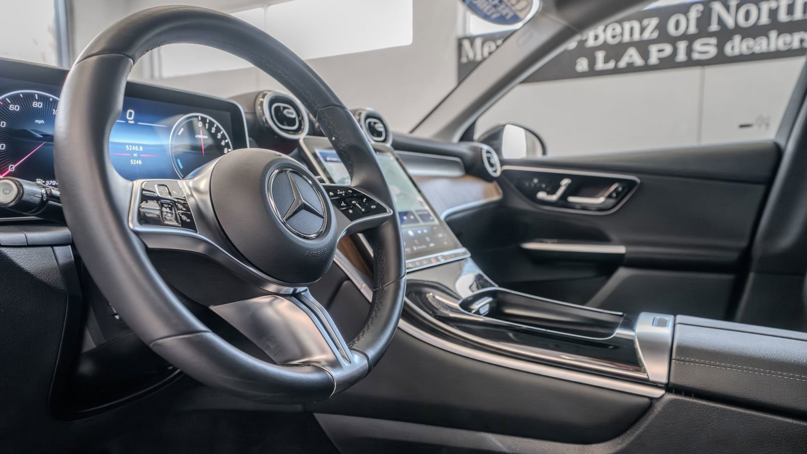 Used 2025 Mercedes-Benz GLC 350e 4MATIC image 7