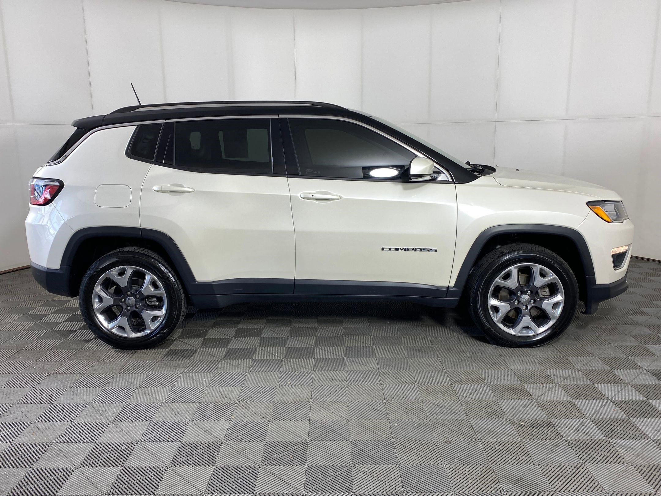 Used 2018 Jeep Compass Limited w/ Navigation Group image 8