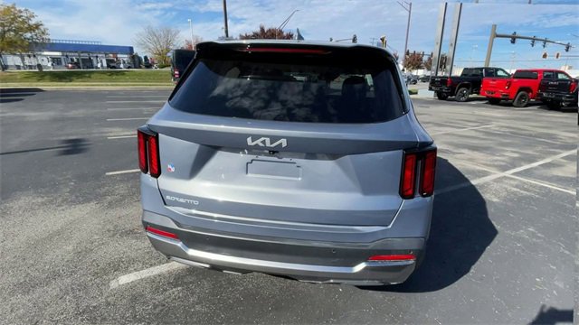 Used 2024 Kia Sorento S image 9