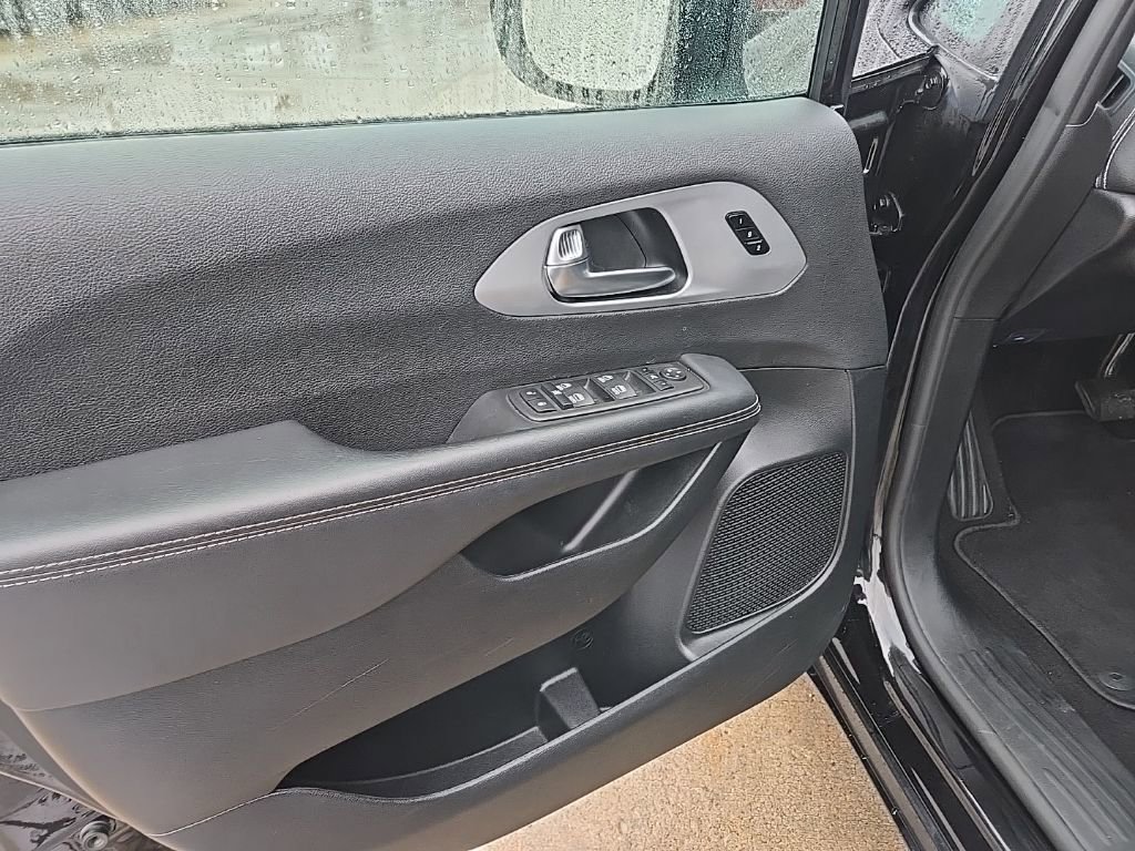 Used 2025 Chrysler Pacifica Limited image 28