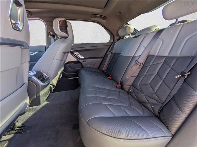 Used 2024 BMW 740i image 21