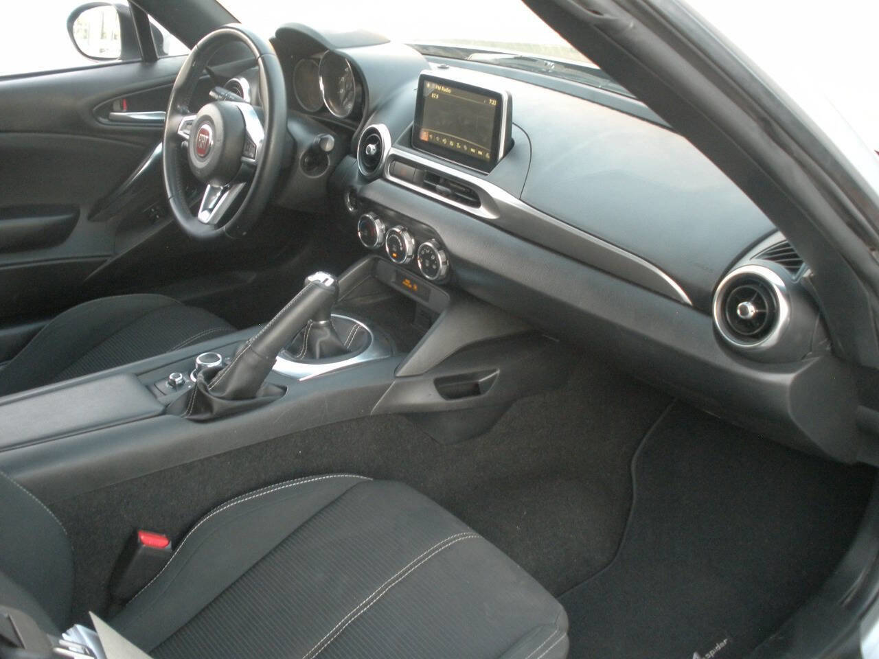 Used 2018 FIAT 124 Spider Classica w/ Technology & Siriusxm Group RWD image 33