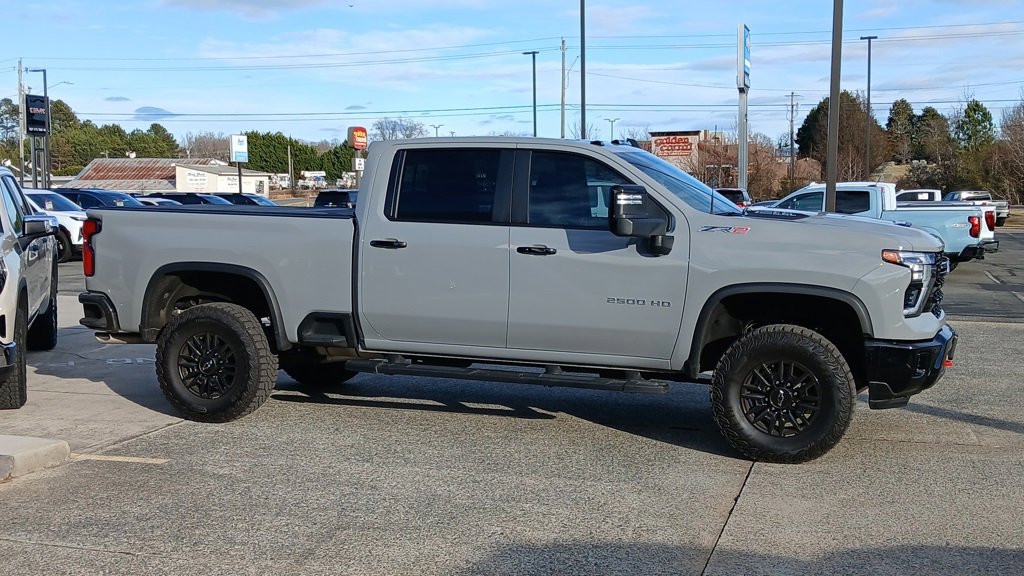 Used 2025 Chevrolet Silverado 2500 ZR2 w/ Technology Package image 4