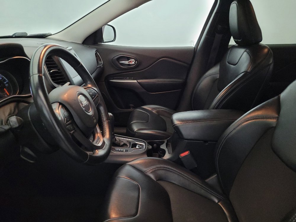 Used 2019 Jeep Cherokee Latitude Plus AWD/4WD image 17