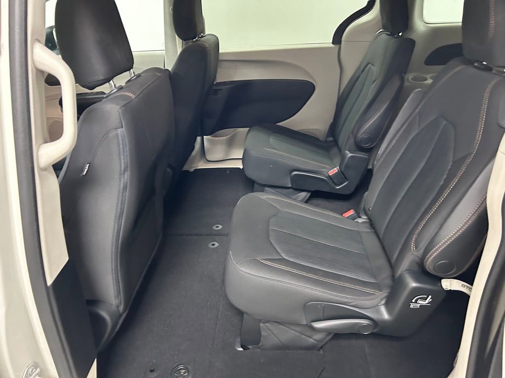 Used 2017 Chrysler Pacifica LX w/ Tire & Wheel Group FWD image 15