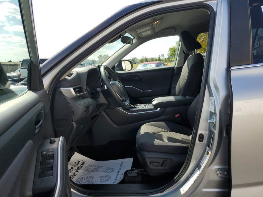 Used 2024 Toyota Highlander LE image 30