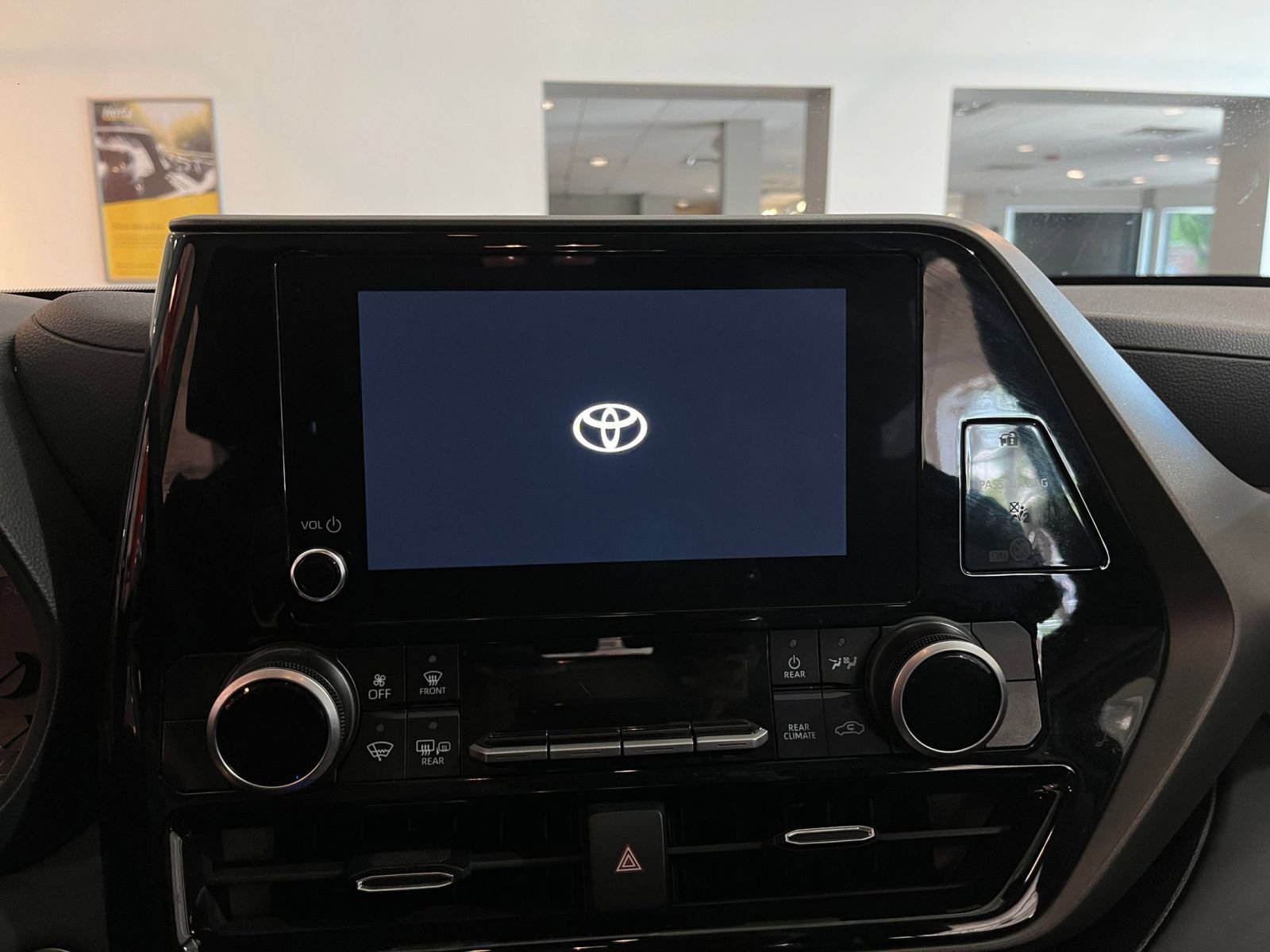 Used 2025 Toyota Highlander LE FWD image 20