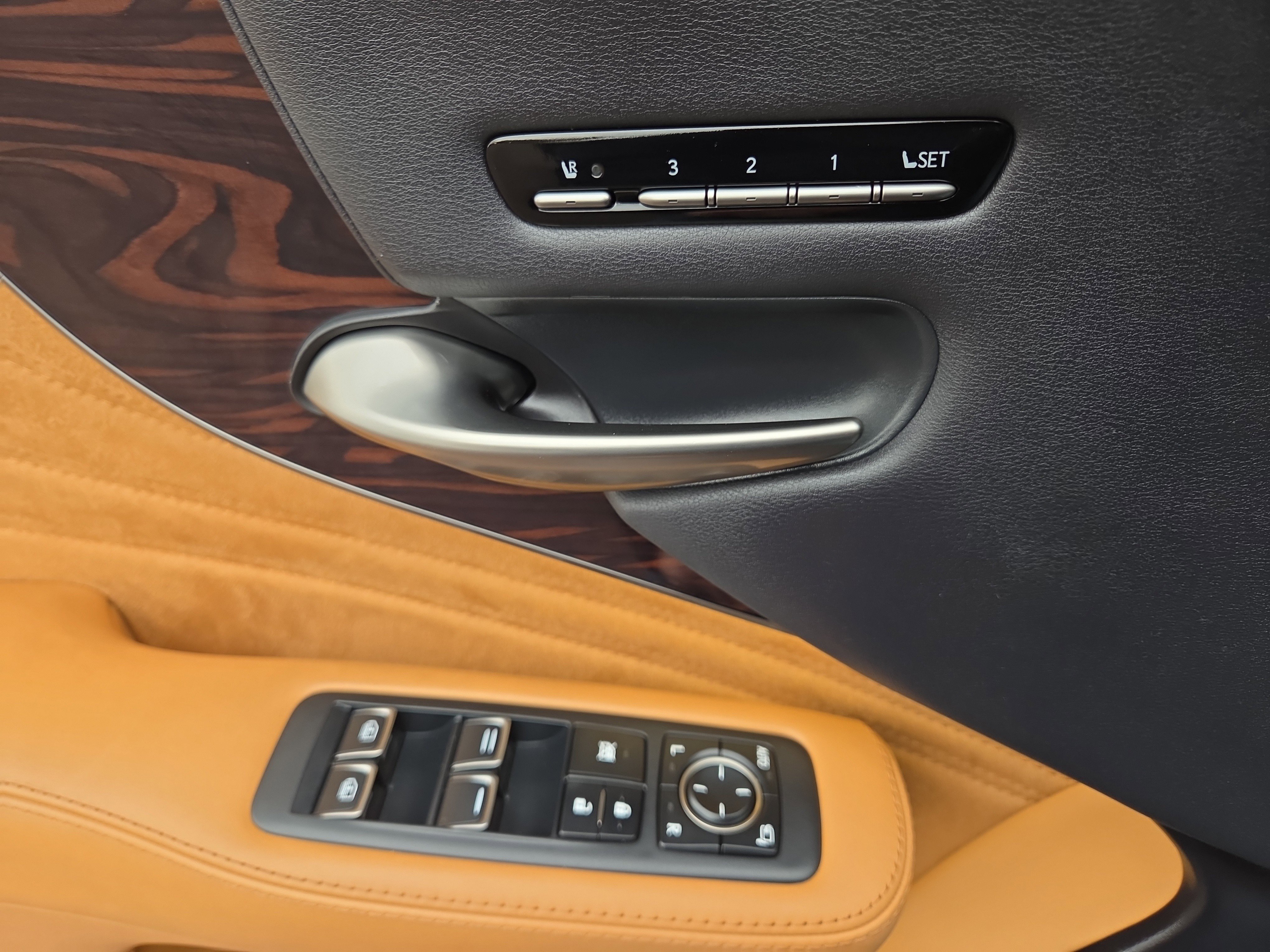 Used 2024 Lexus LS 500 AWD w/ Luxury Package image 35