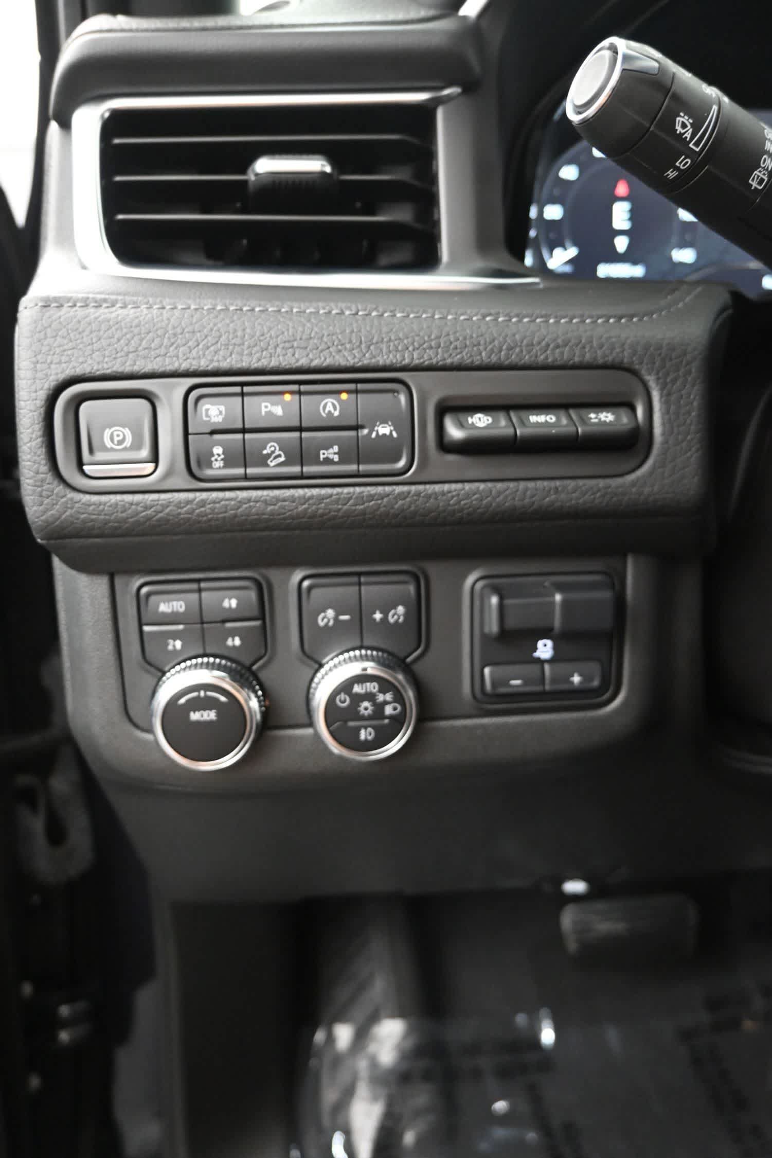 Used 2024 GMC Yukon XL Denali w/ Advanced Technology Package AWD/4WD image 24