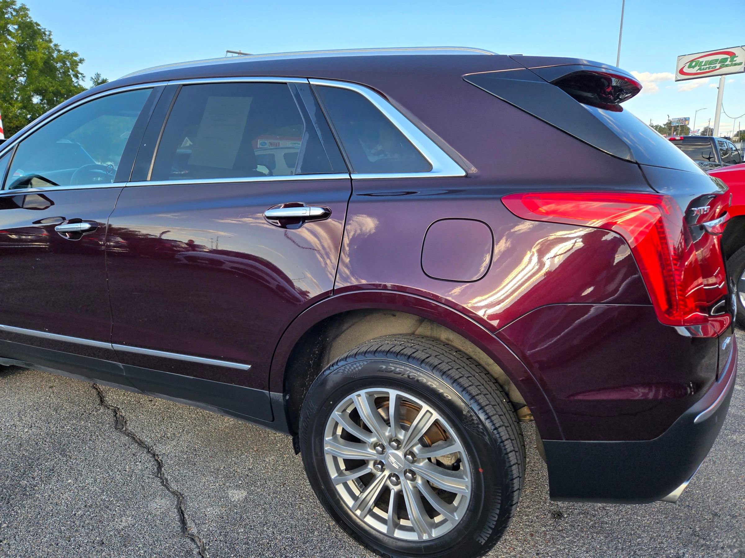 Used 2017 Cadillac XT5 Luxury w/ Driver Awareness Package AWD/4WD image 12