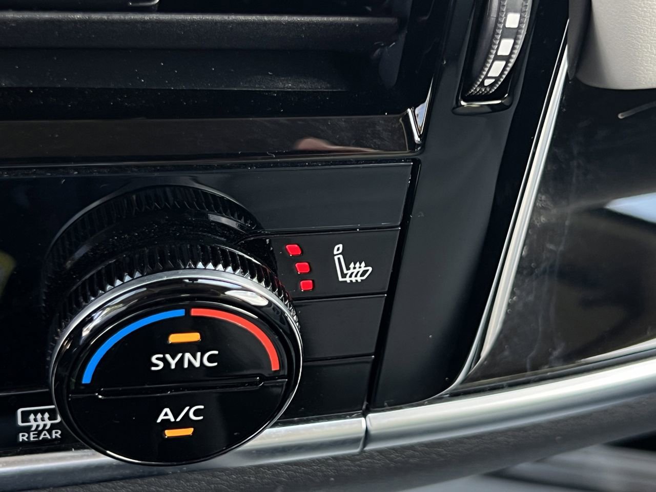 Certified 2025 Nissan Rogue SL FWD image 18