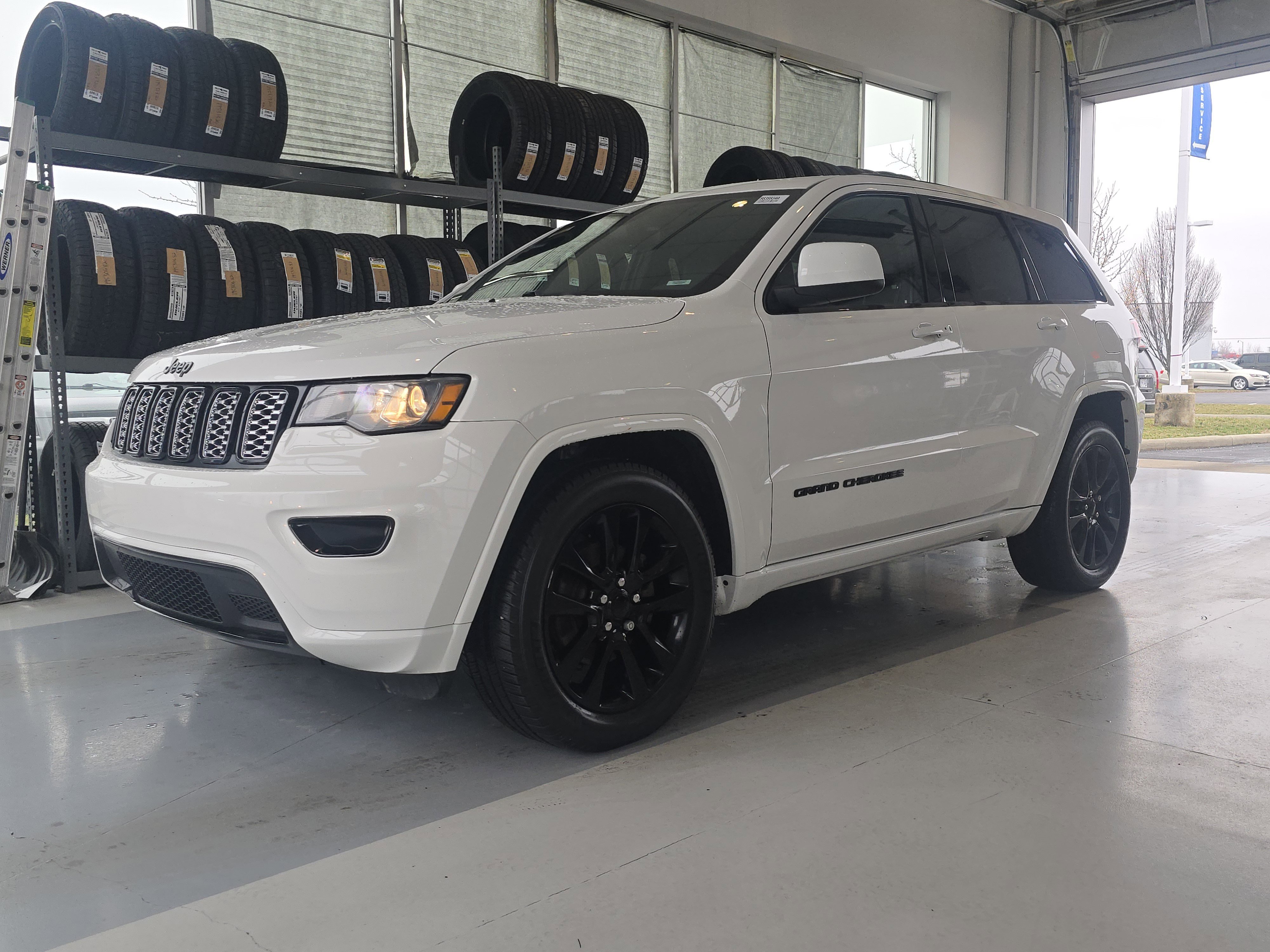 Used 2017 Jeep Grand Cherokee Altitude image 4
