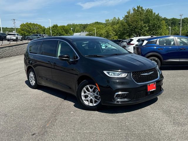 Used 2023 Chrysler Pacifica Touring-L FWD image 2