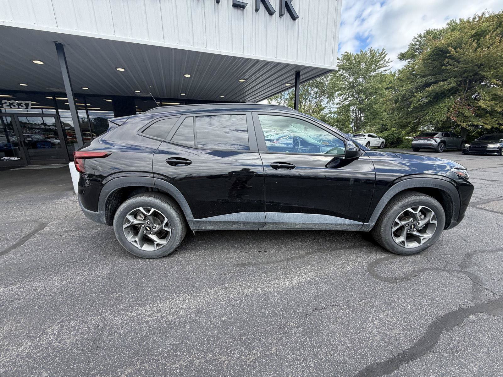 Used 2025 Chevrolet Trax LT w/ Driver Confidence Package FWD image 9
