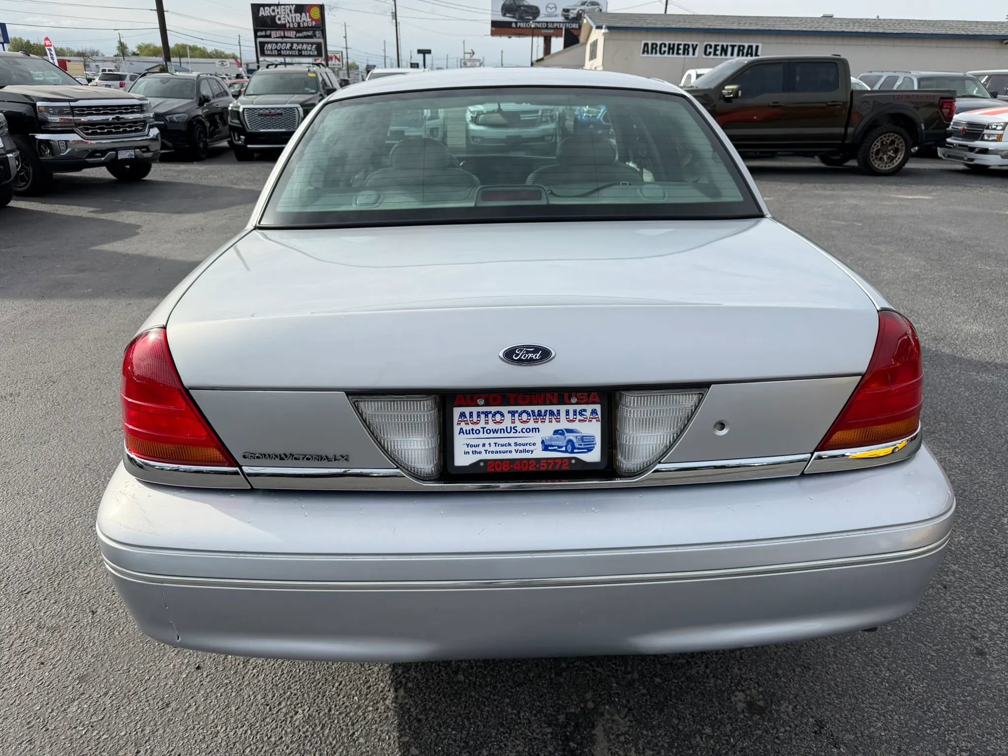 Used 2002 Ford Crown Victoria LX RWD image 4