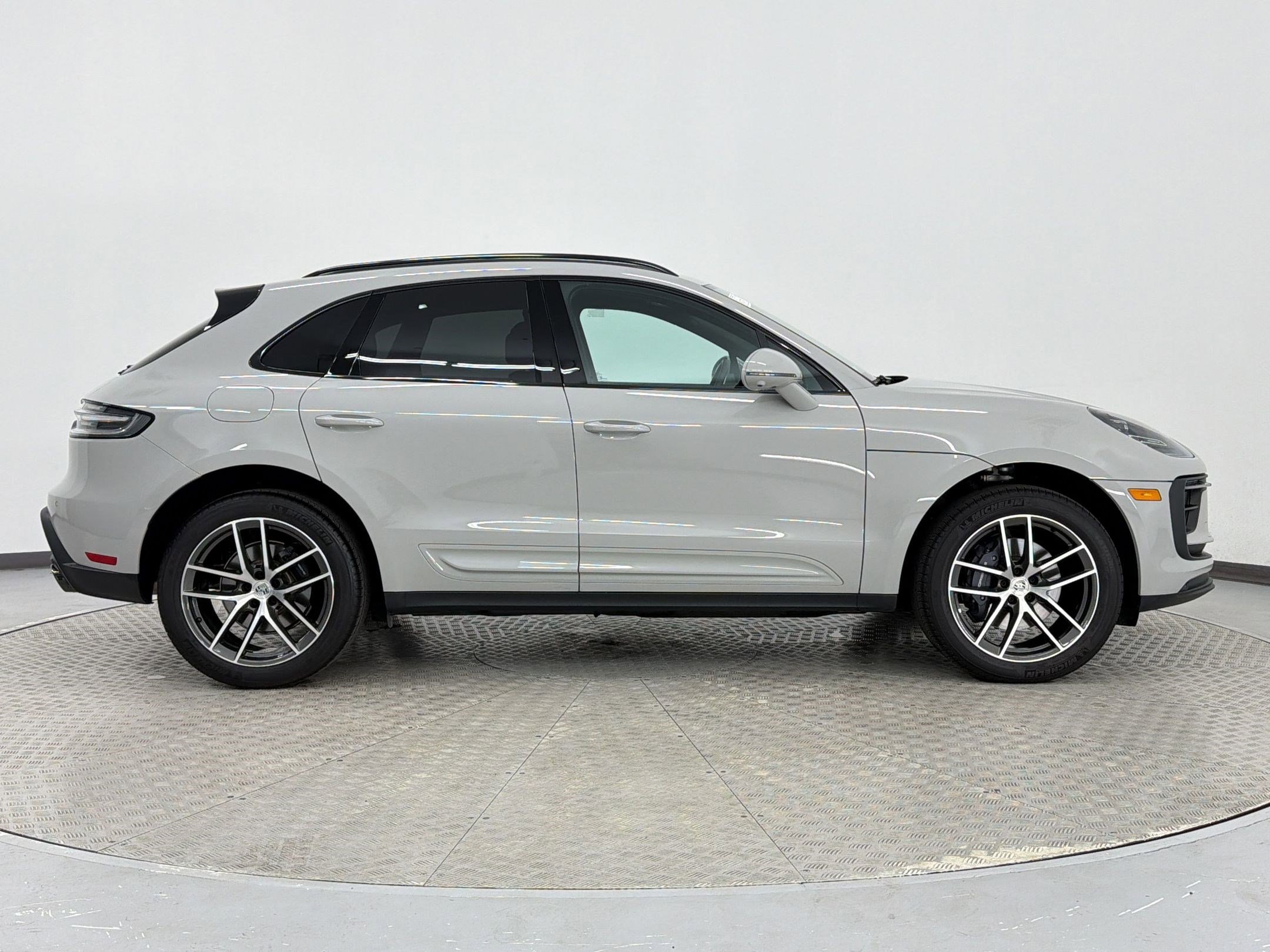 Used 2025 Porsche Macan AWD/4WD image 8