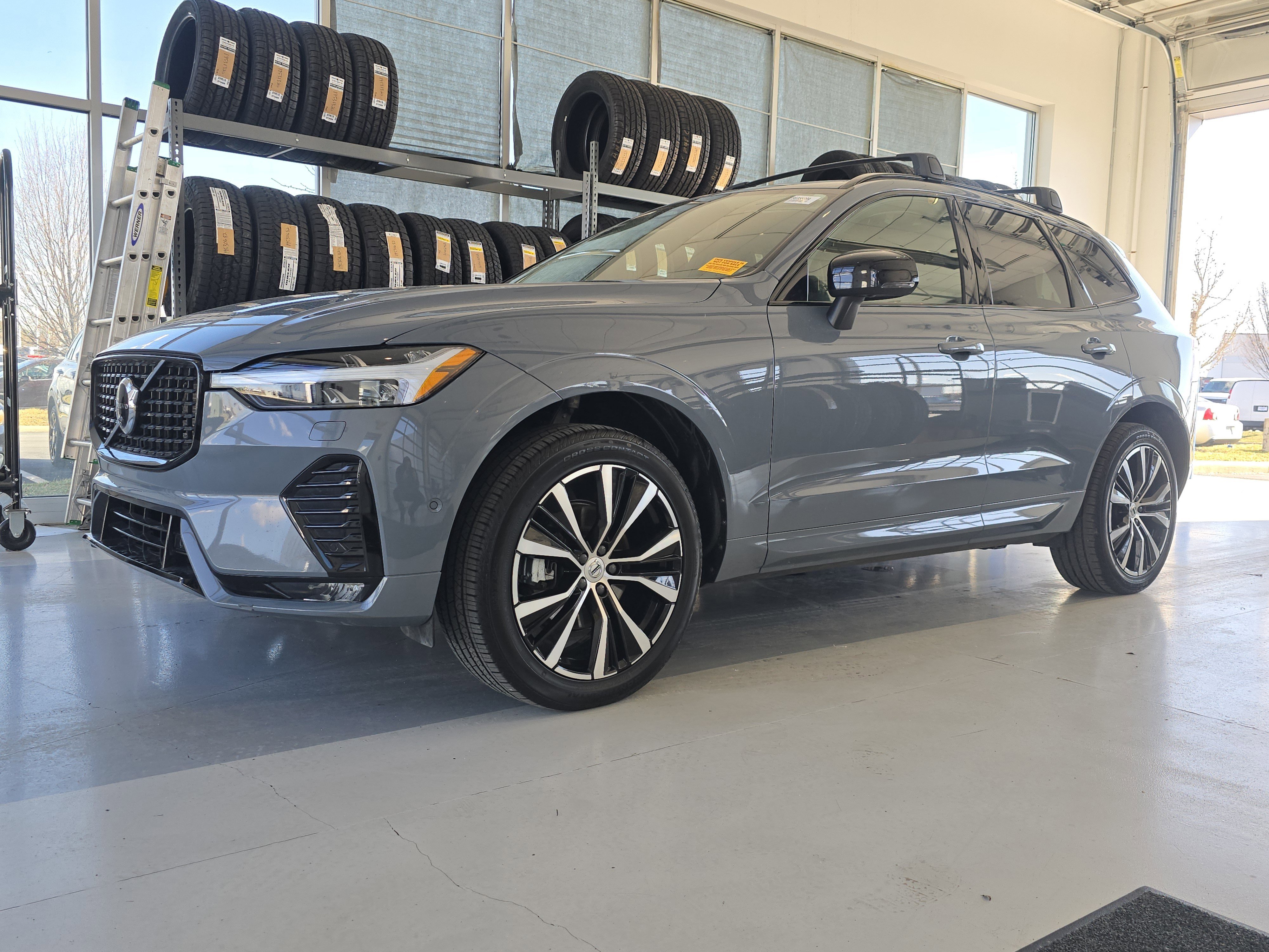 Used 2024 Volvo XC60 B5 Plus w/ Climate Package image 4