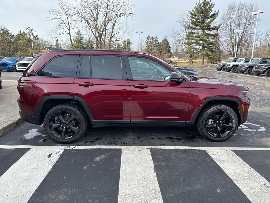 Used 2023 Jeep Grand Cherokee Limited w/ Luxury Tech Group II image 4