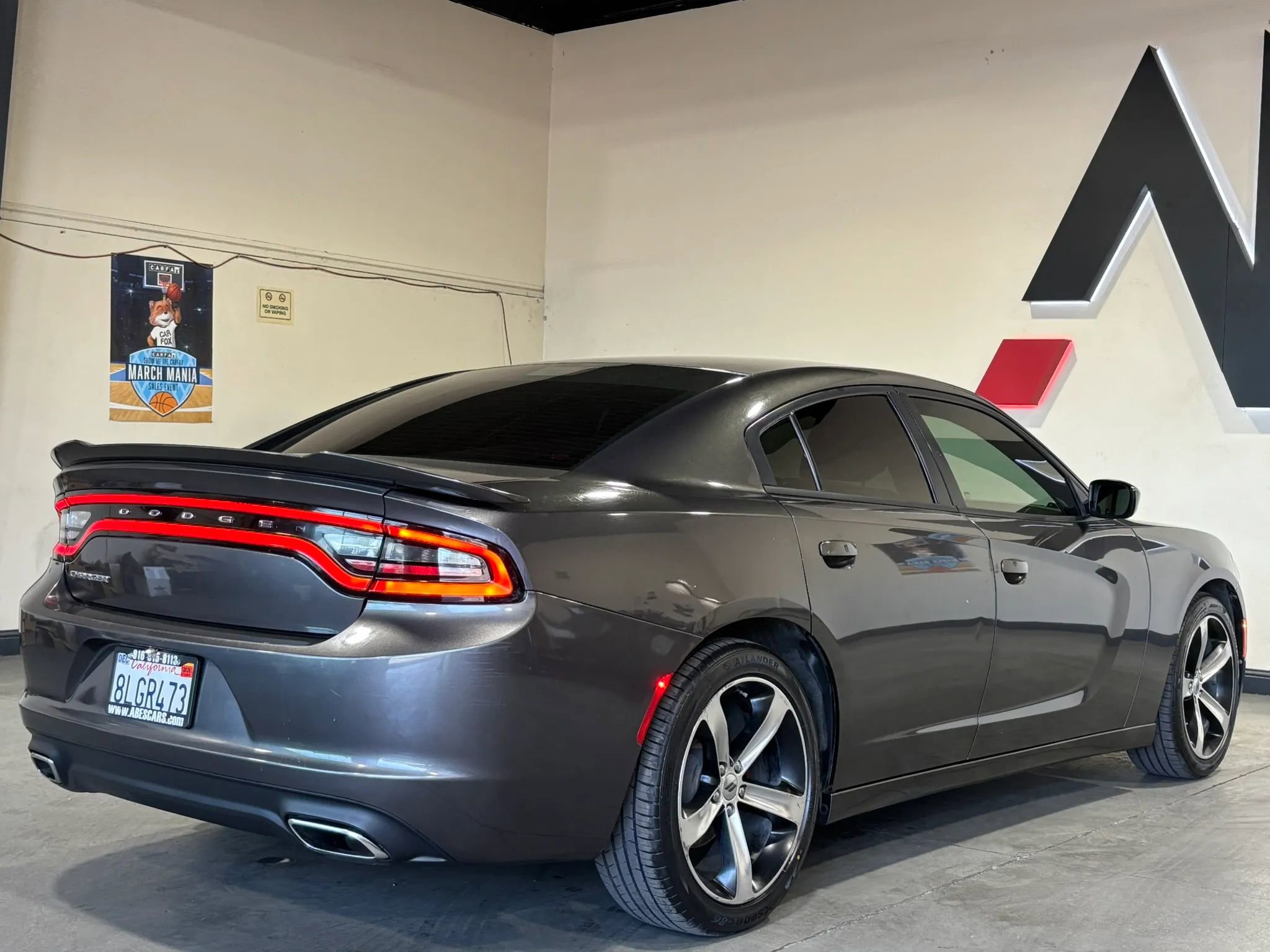 Used 2017 Dodge Charger SE RWD image 6