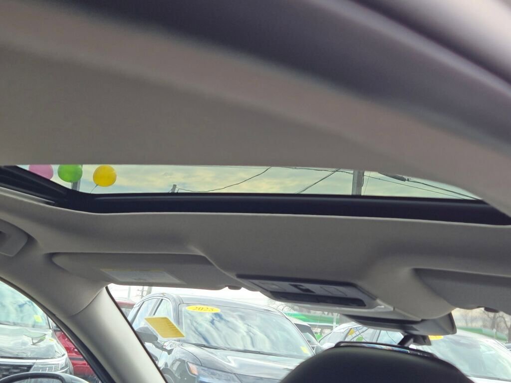 Used 2025 Nissan Sentra SR w/ SR Premium Package image 11