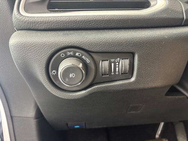Used 2025 Chrysler Pacifica Select FWD image 13