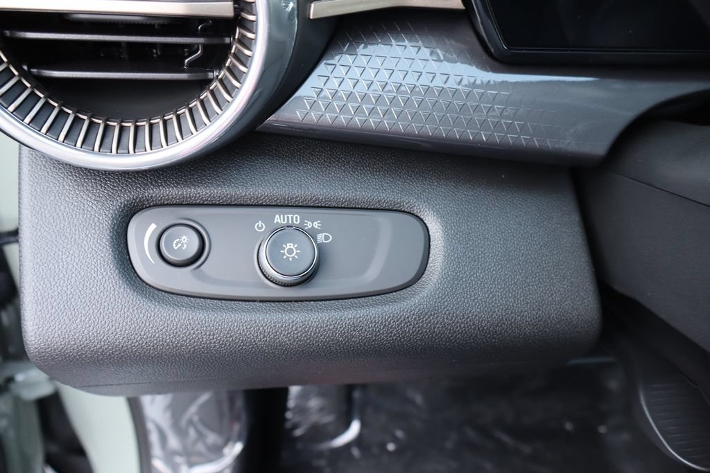 New 2026 Chevrolet Trax ACTIV w/ Sunroof Package FWD image 16
