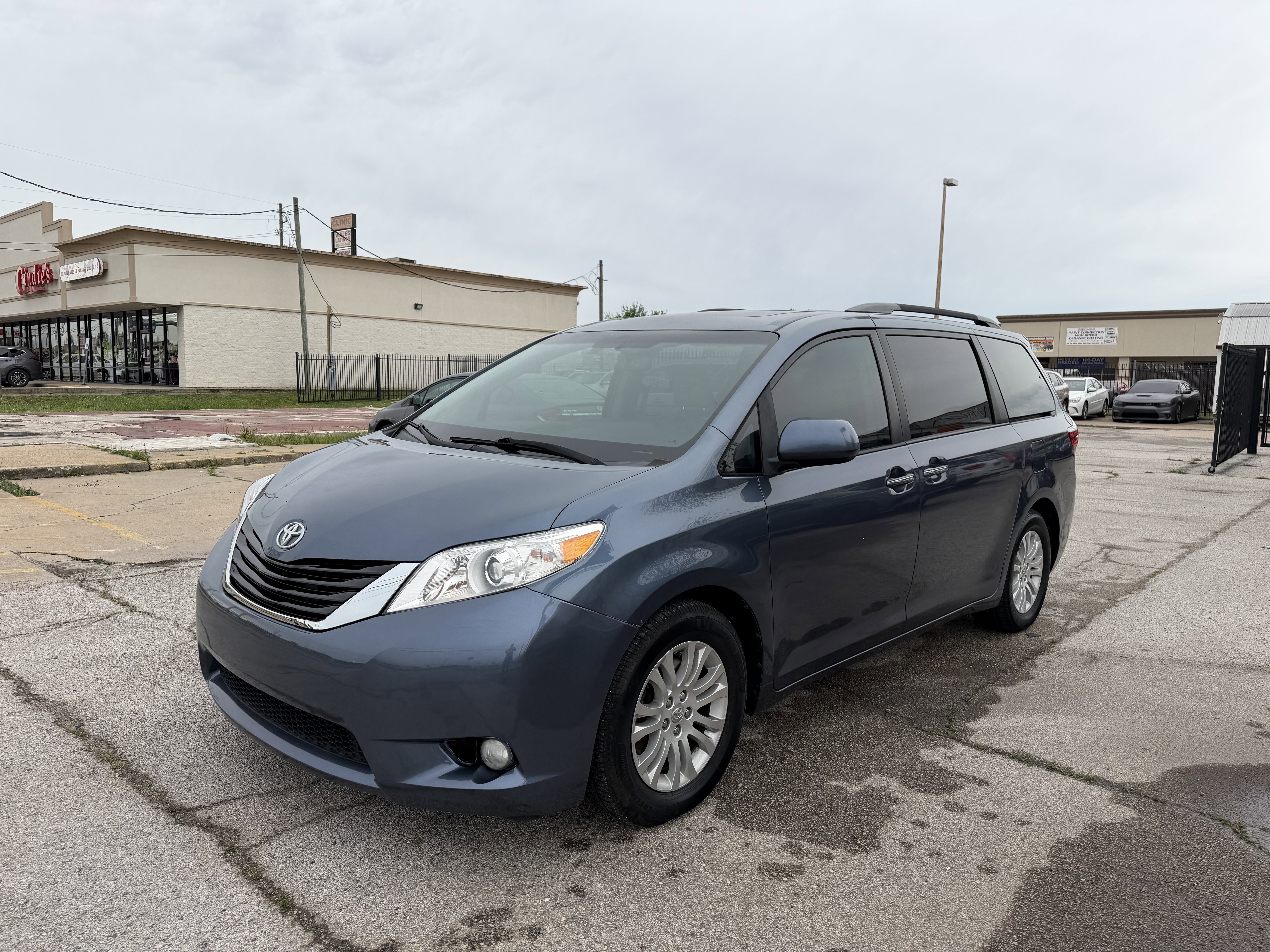 Used 2017 Toyota Sienna XLE w/ XLE Navigation Package image 1