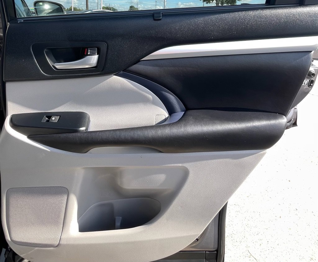 Used 2017 Toyota Highlander XLE FWD image 37