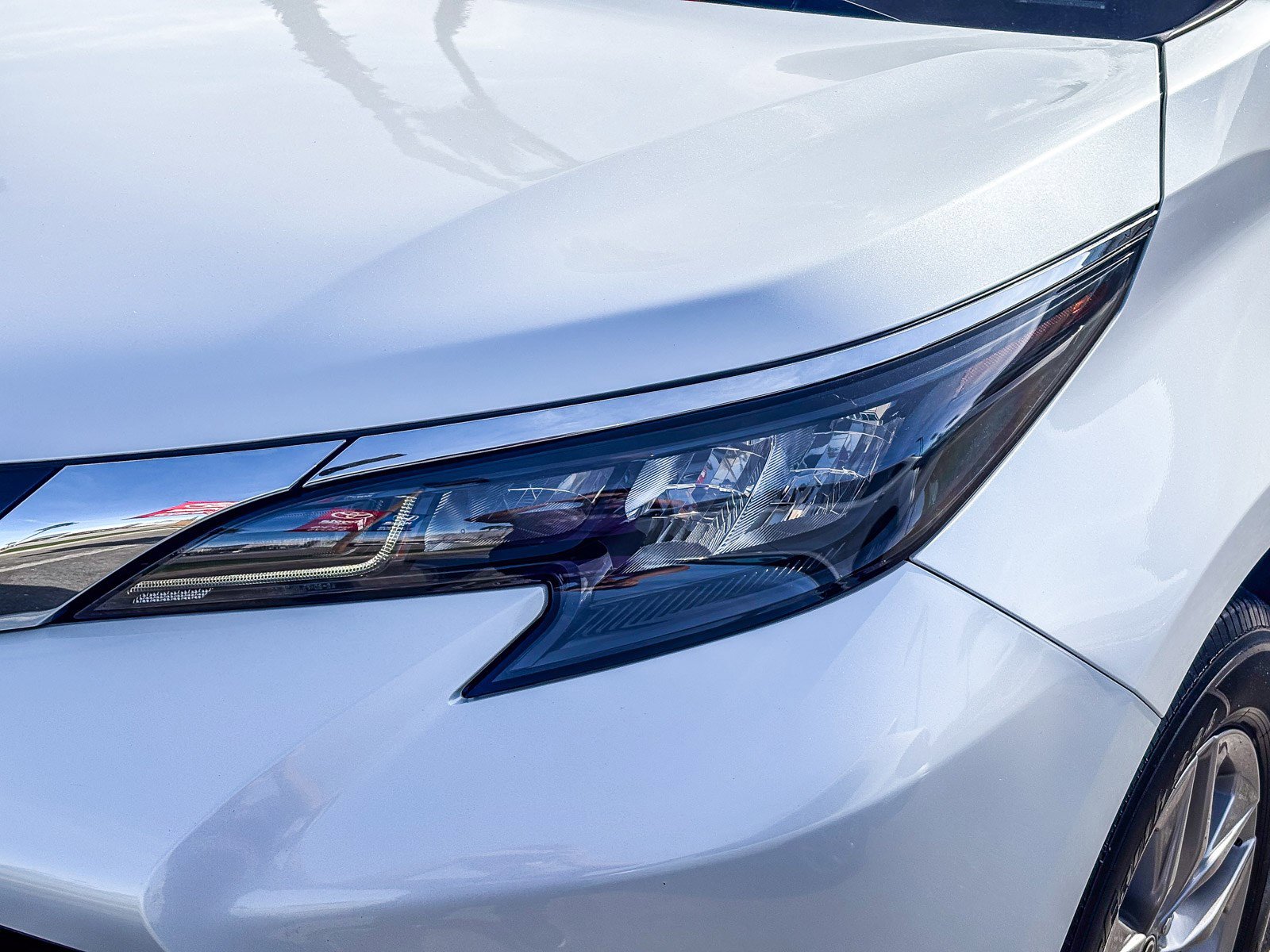 Used 2025 Toyota Sienna XLE image 9