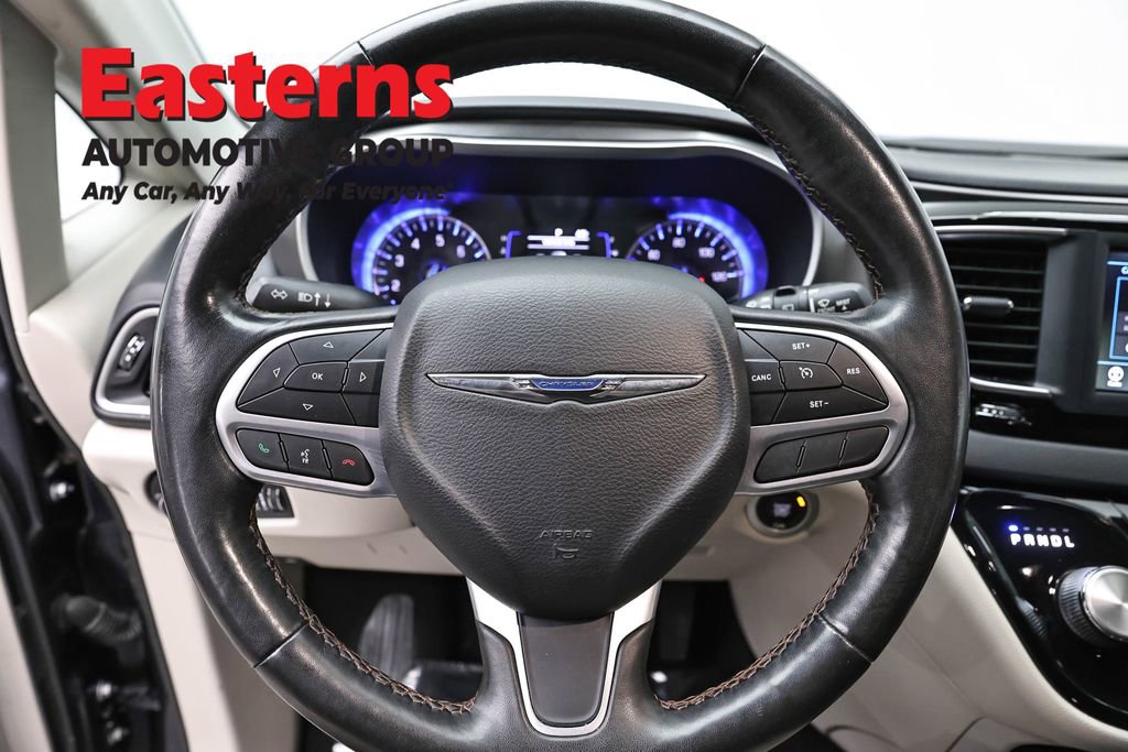 Used 2020 Chrysler Pacifica Touring-L FWD image 10