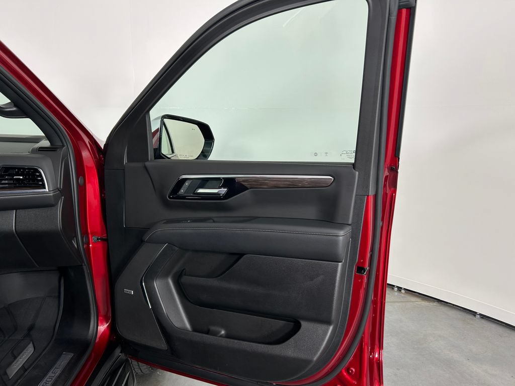 Used 2025 Chevrolet Suburban Premier w/ Sun And Tow Package AWD/4WD image 24
