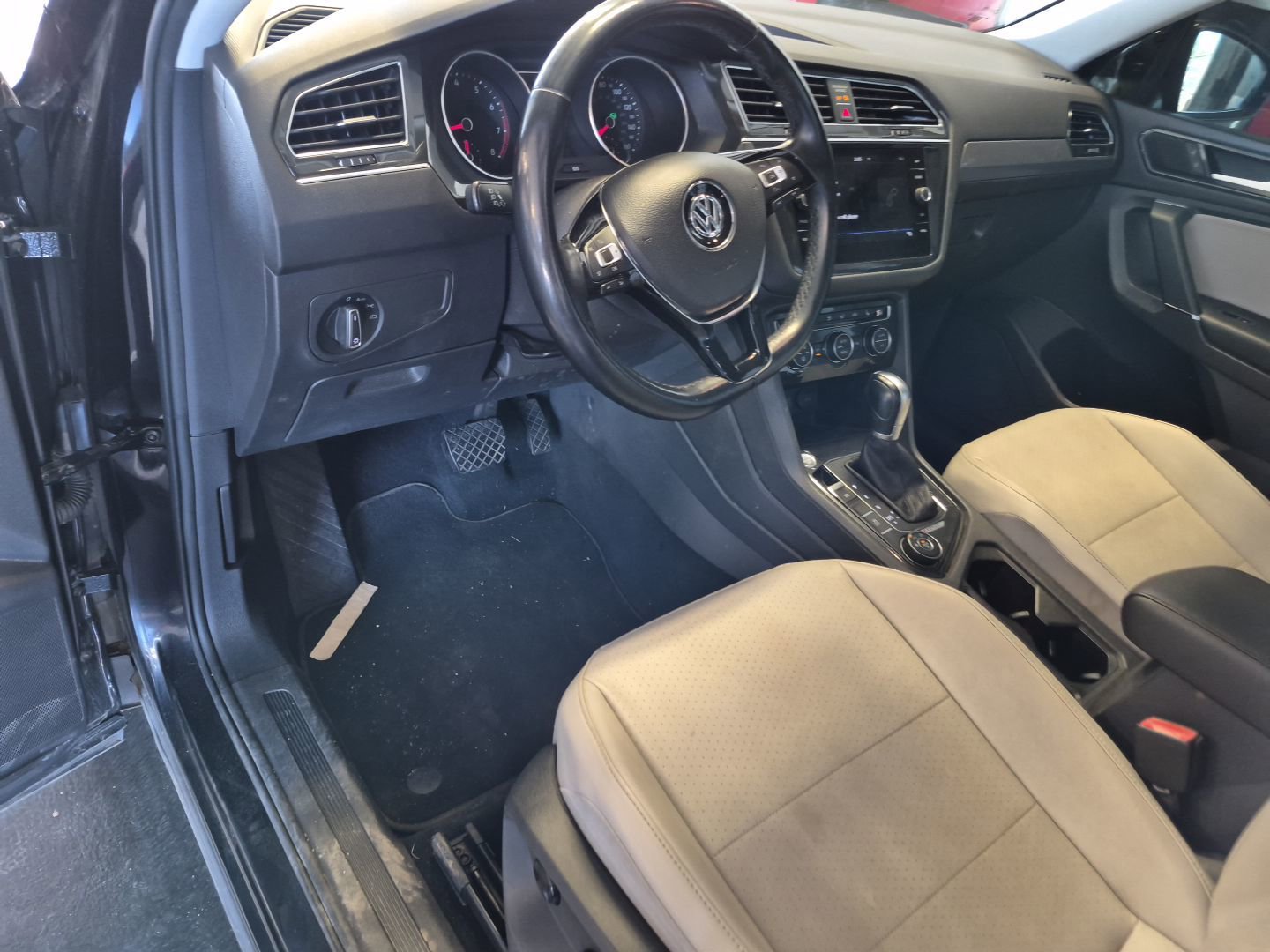 Used 2018 Volkswagen Tiguan SE w/ 3rd Row Seat Package image 14