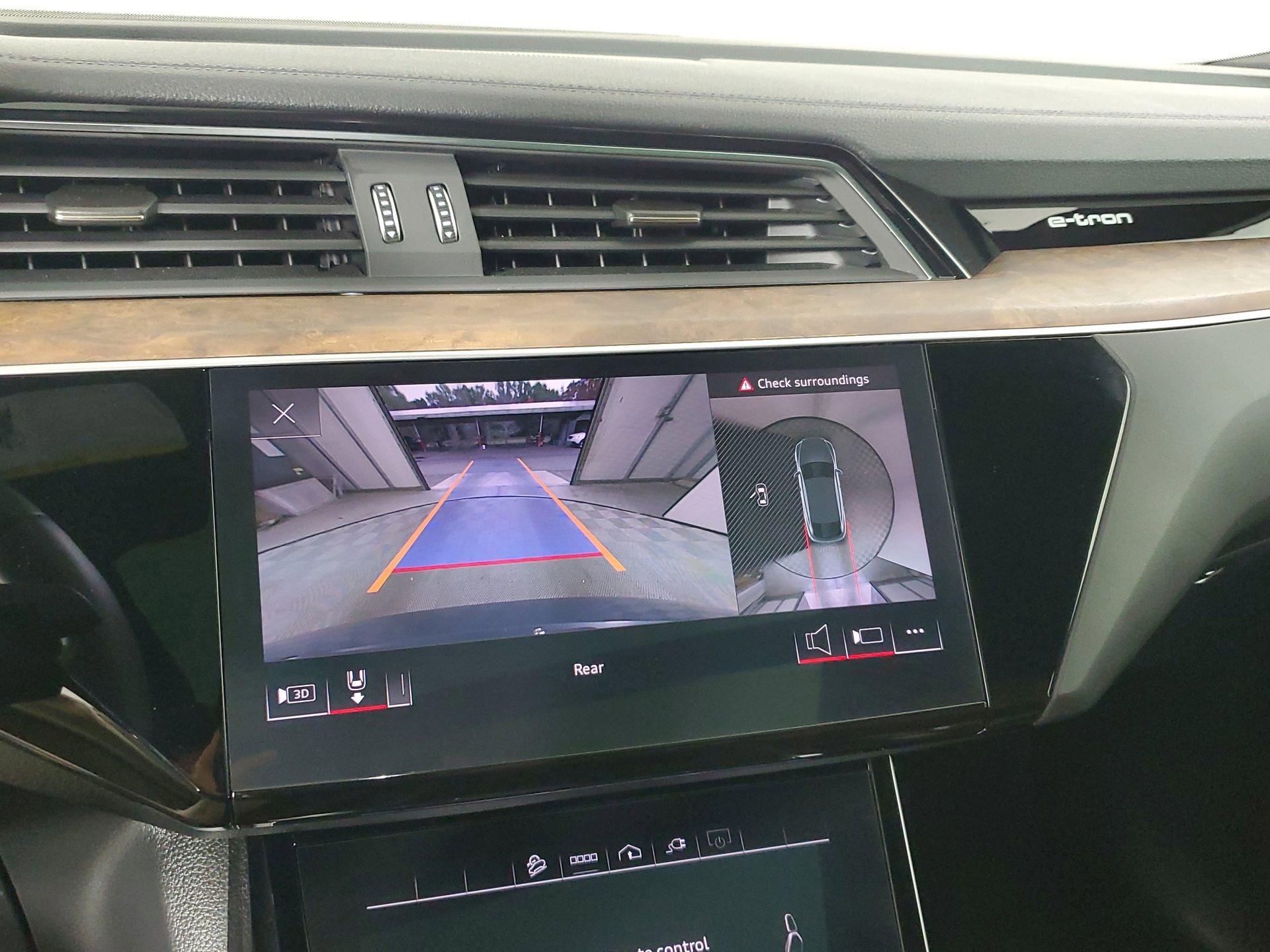 Used 2023 Audi e-tron Premium Plus w/ Premium Plus Package image 40