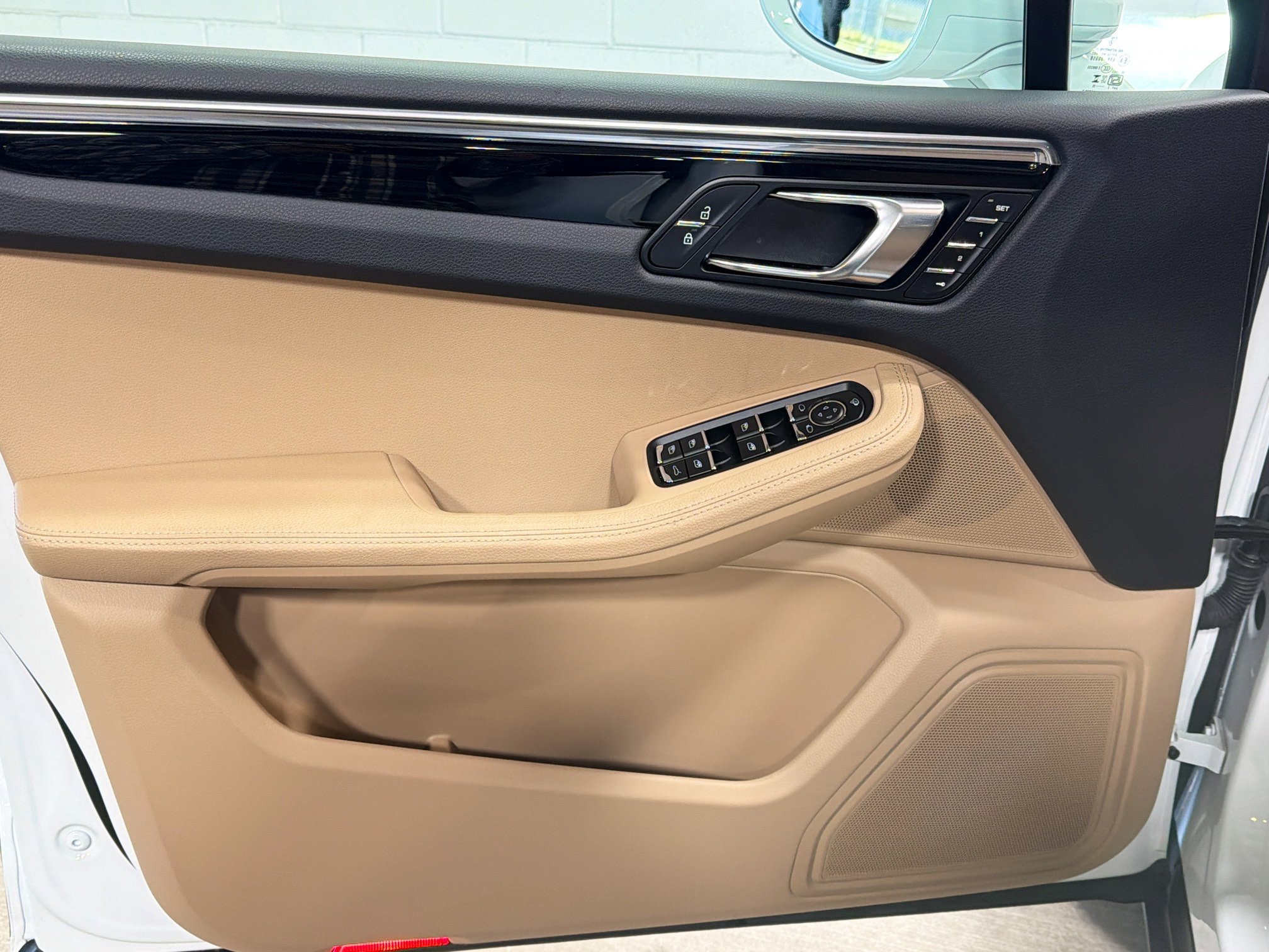 Certified 2025 Porsche Macan image 22