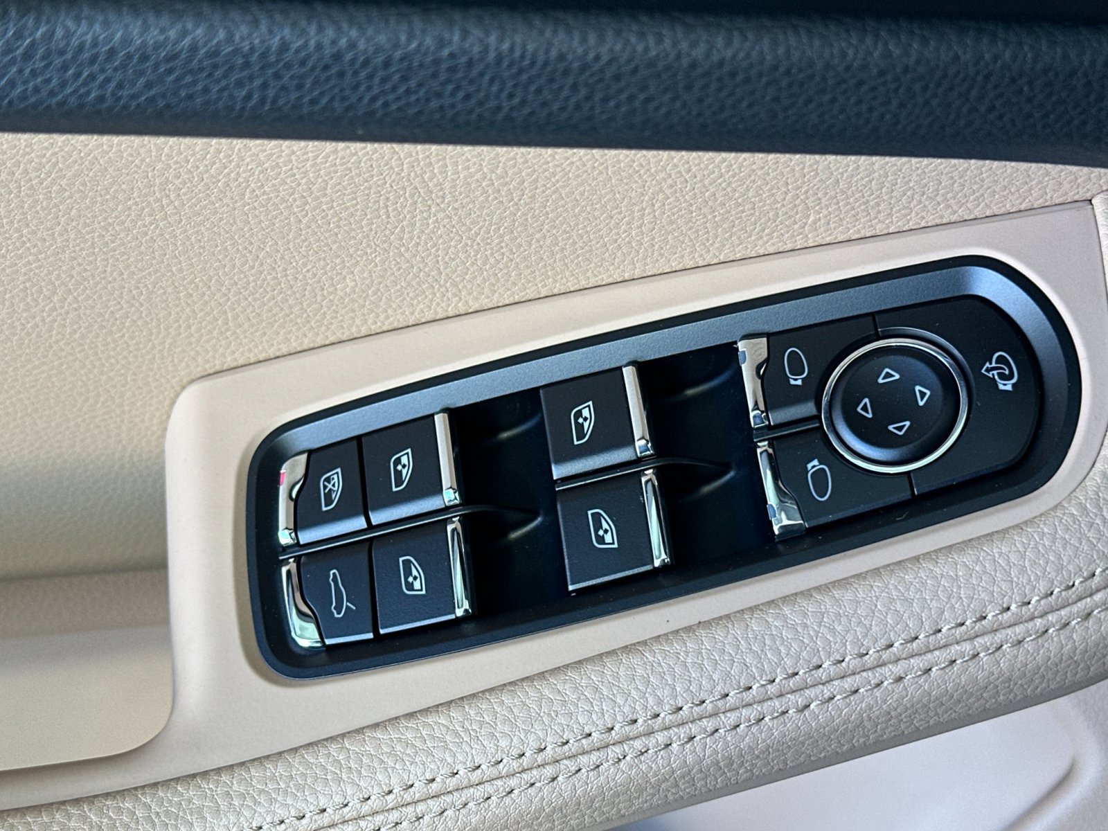 Certified 2026 Porsche Macan AWD/4WD image 13