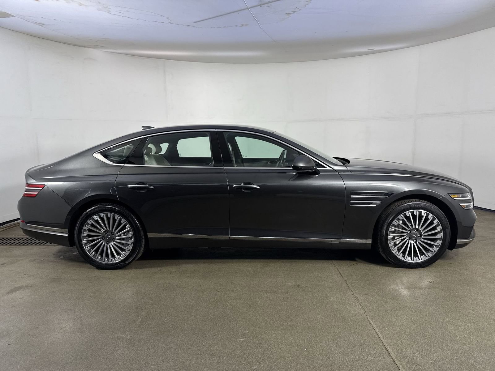 Used 2024 Genesis G80 image 35