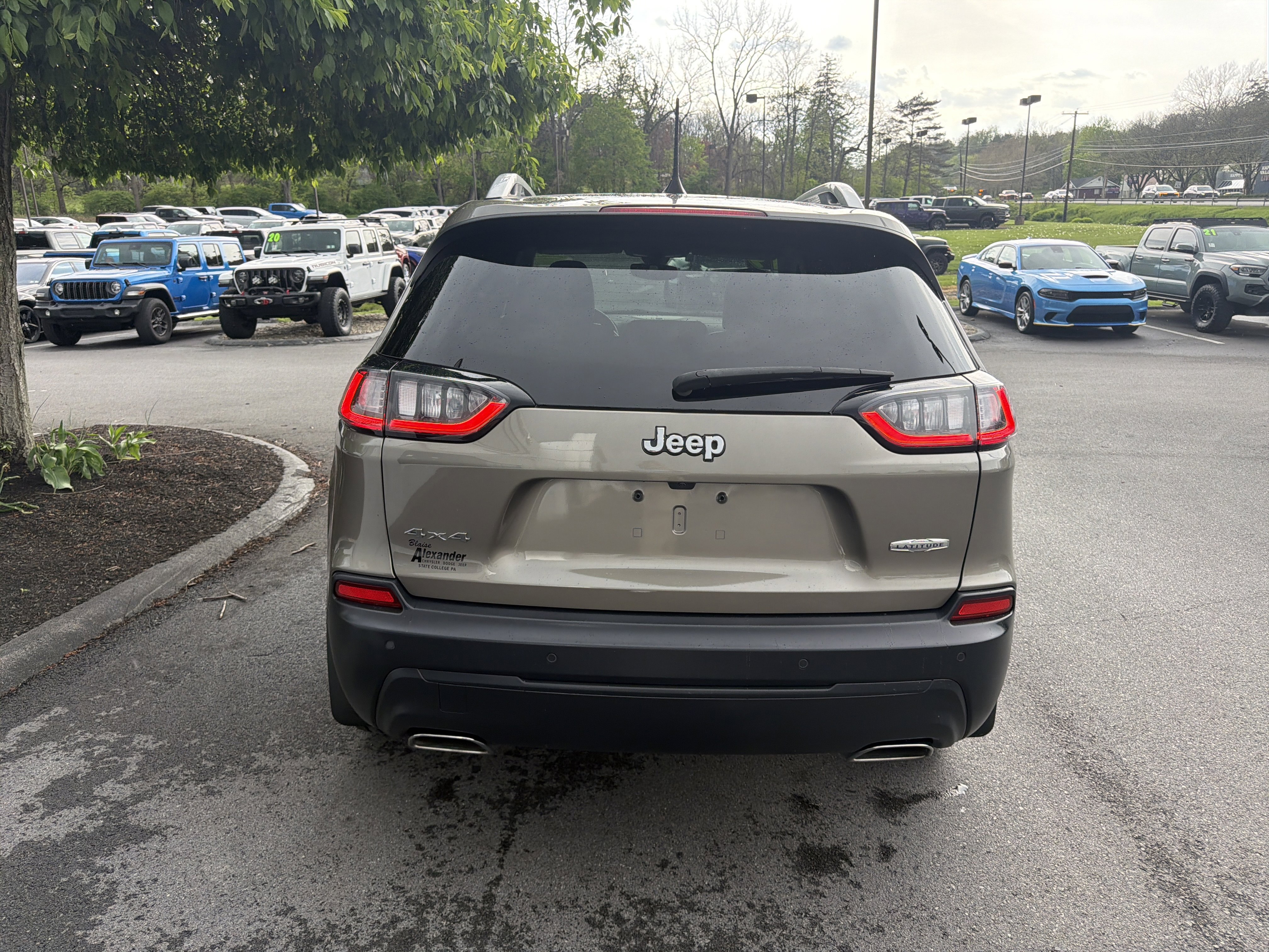Used 2019 Jeep Cherokee Latitude Plus w/ Comfort/Convenience Group AWD/4WD image 3