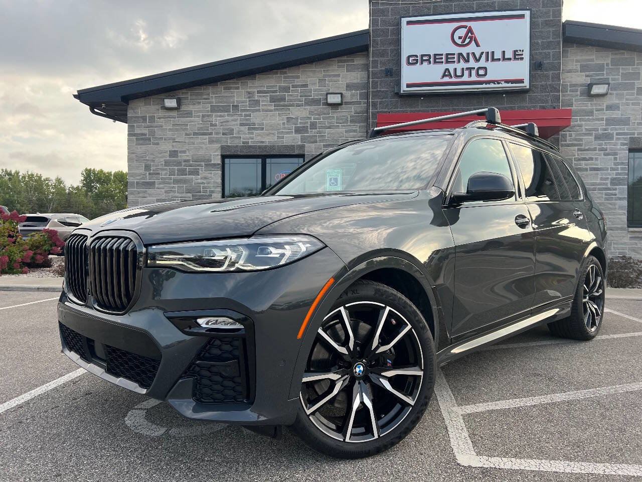 Used 2022 BMW X7 xDrive40i w/ M Sport Package image 1