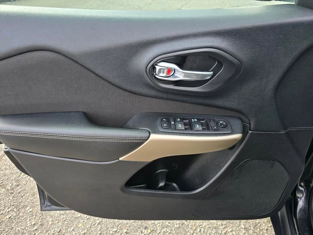 Used 2018 Jeep Cherokee Latitude w/ Altitude Package image 9