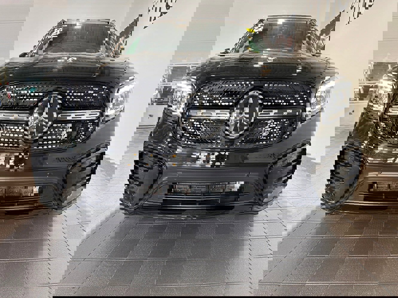 Used 2024 Mercedes-Benz GLB 250 4MATIC image 2