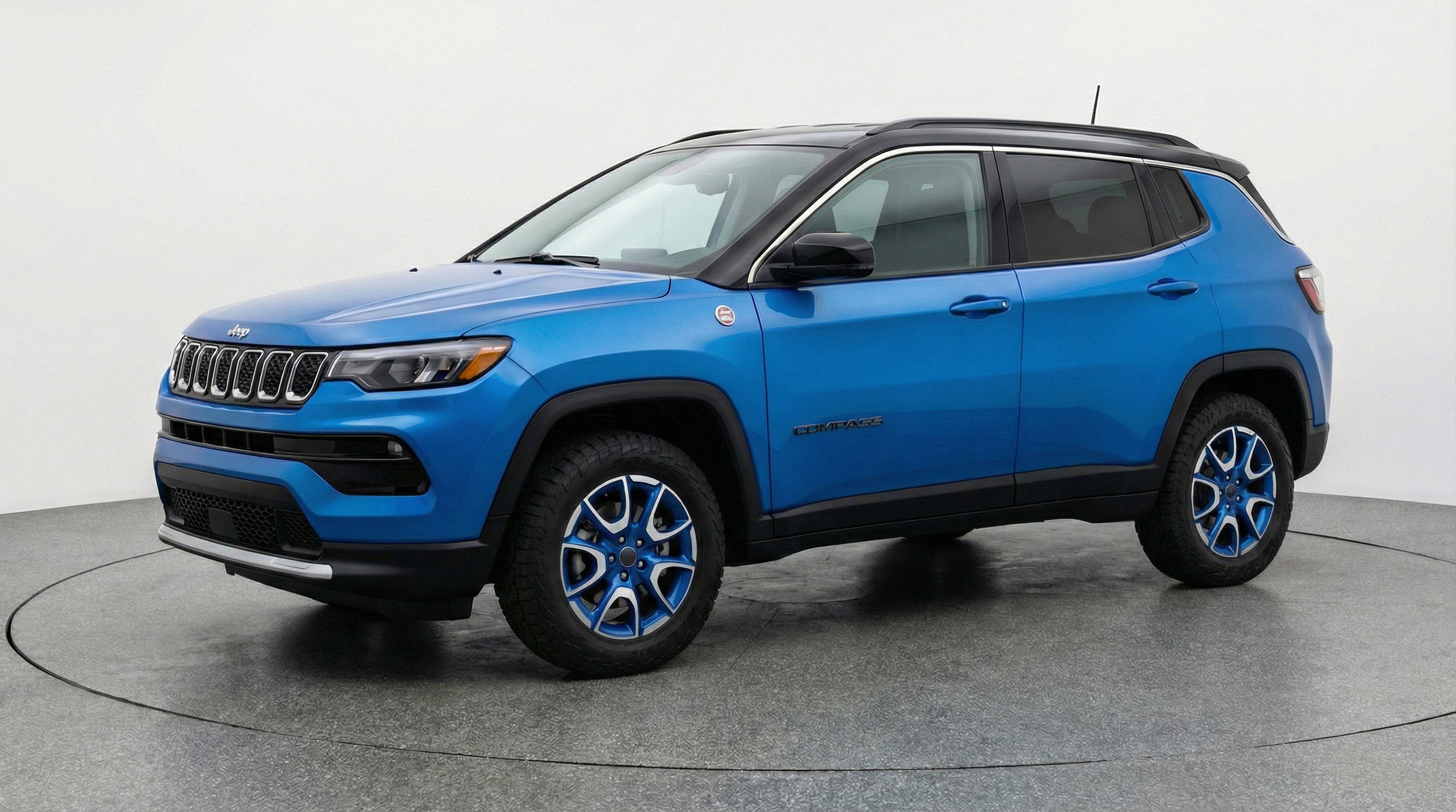 Used 2025 Jeep Compass Trailhawk AWD/4WD image 3