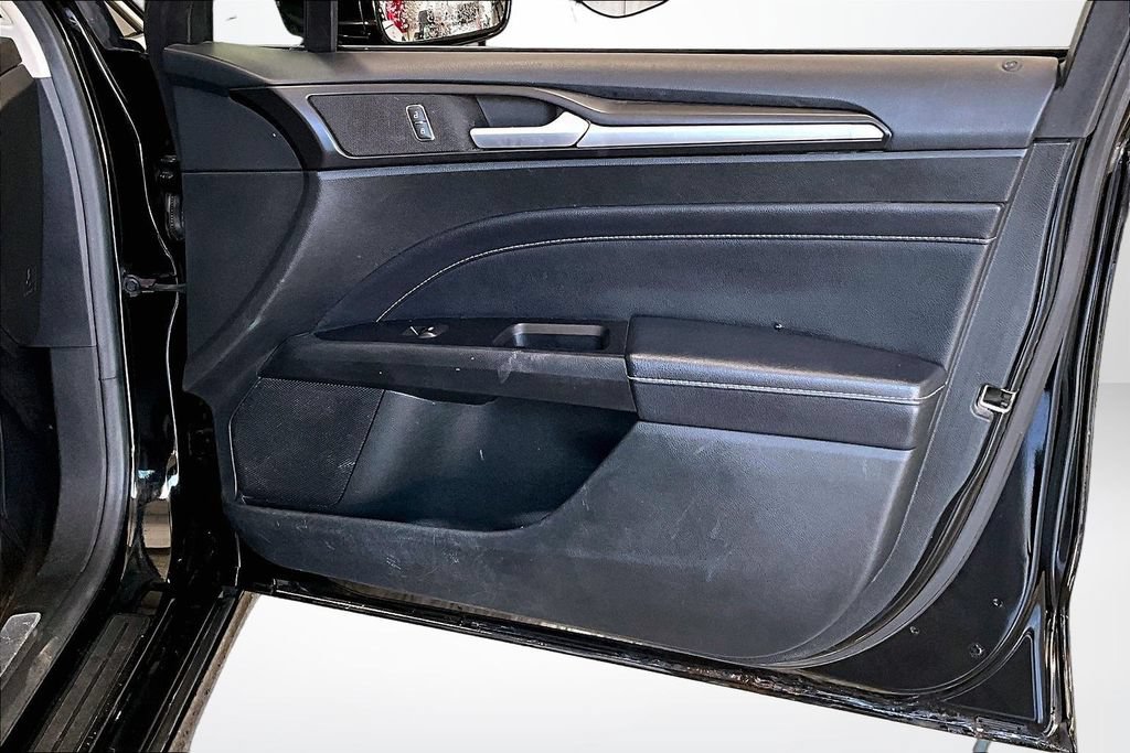 Used 2017 Ford Fusion Titanium FWD image 28