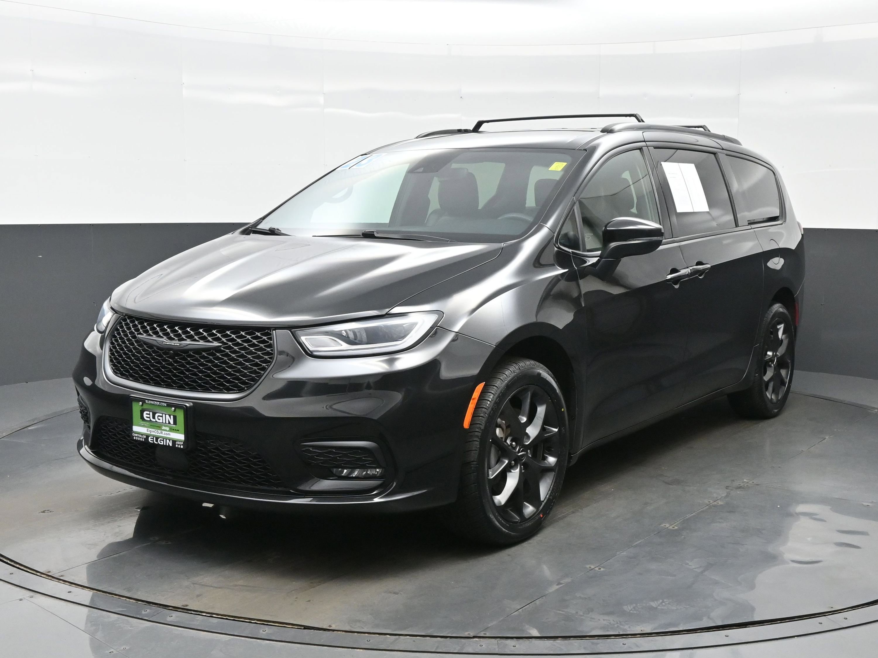 Used 2023 Chrysler Pacifica Touring-L w/ S Appearance Package image 2